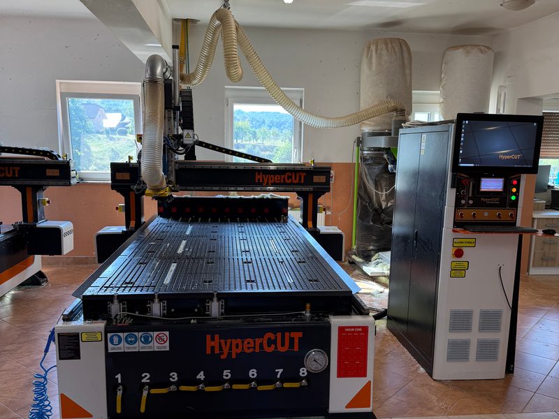 CNC rezkalni stroj HyperCUT s krmilno postajo
