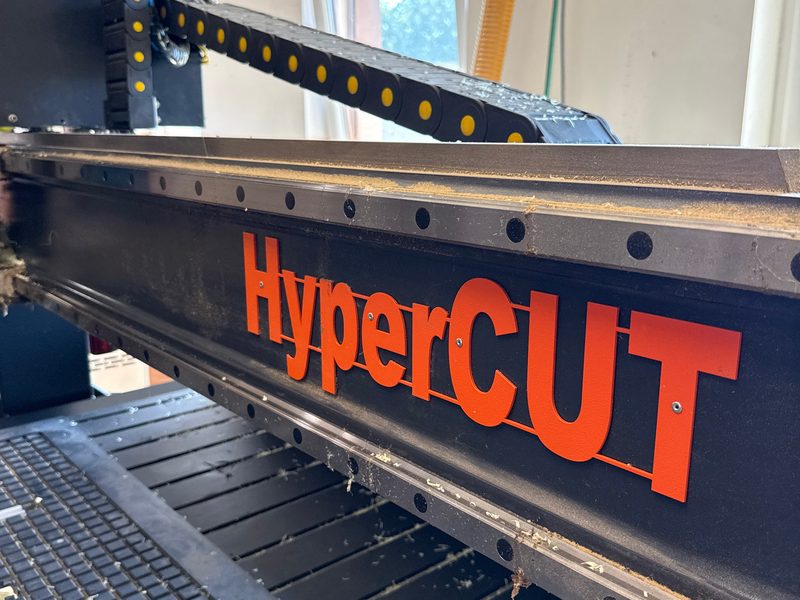 Napis HyperCUT na portalu CNC rezkalnega stroja