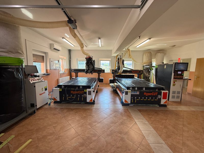 Delavnica z dvema CNC rezkalnima strojema HyperCUT